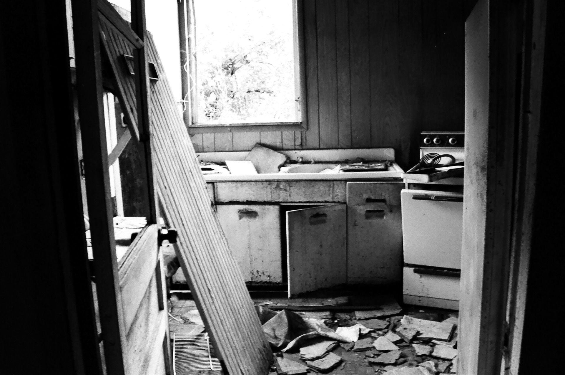 Messy Kitchen – The Vintage Lens